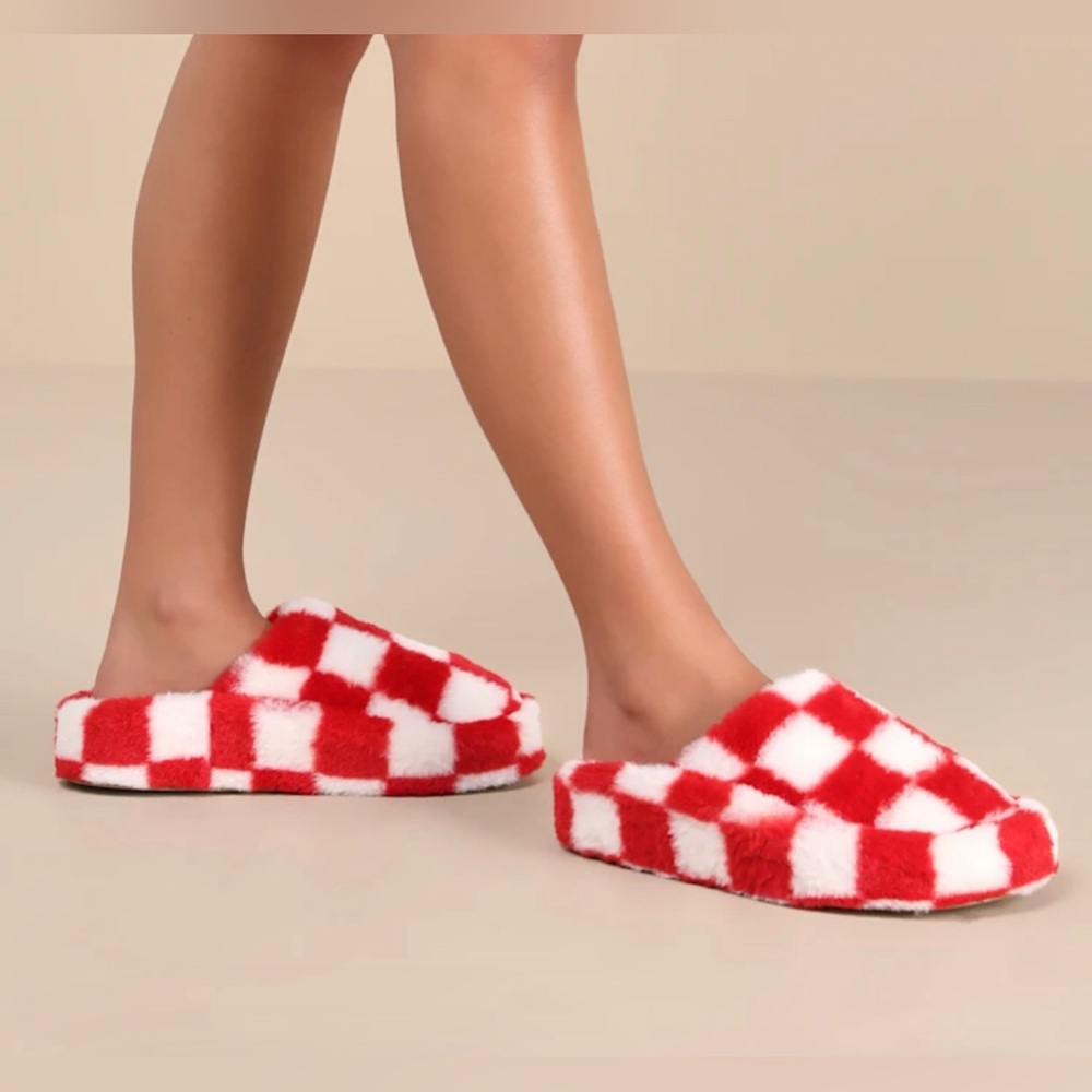 D’amelio Cozy Red & White Check Plush Slippers Size 7M